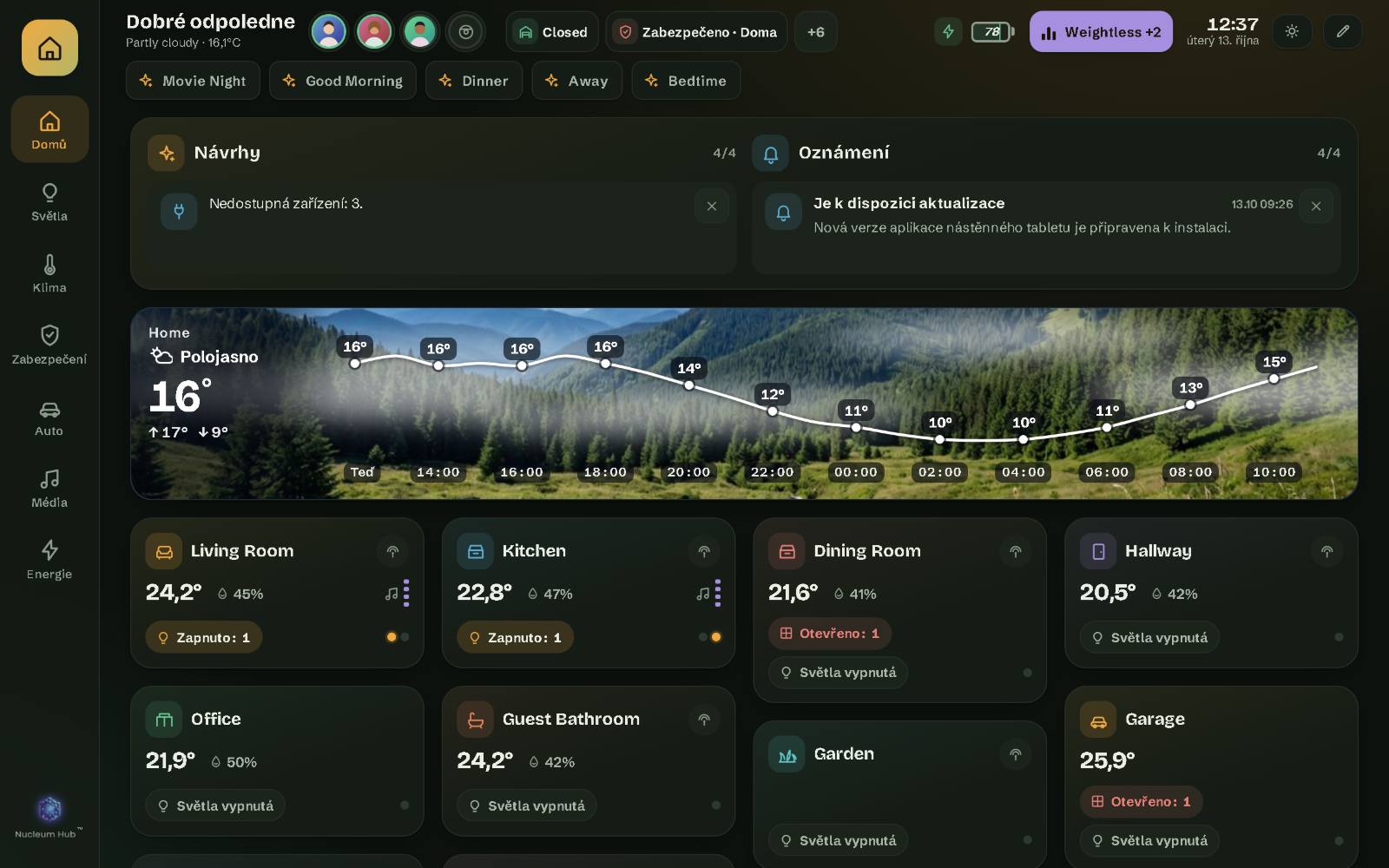 Nucleum Hub na 10palcovém tabletu na zdi: stránka Domů ukázkového domu, s místnostmi, horní lištou a scénami