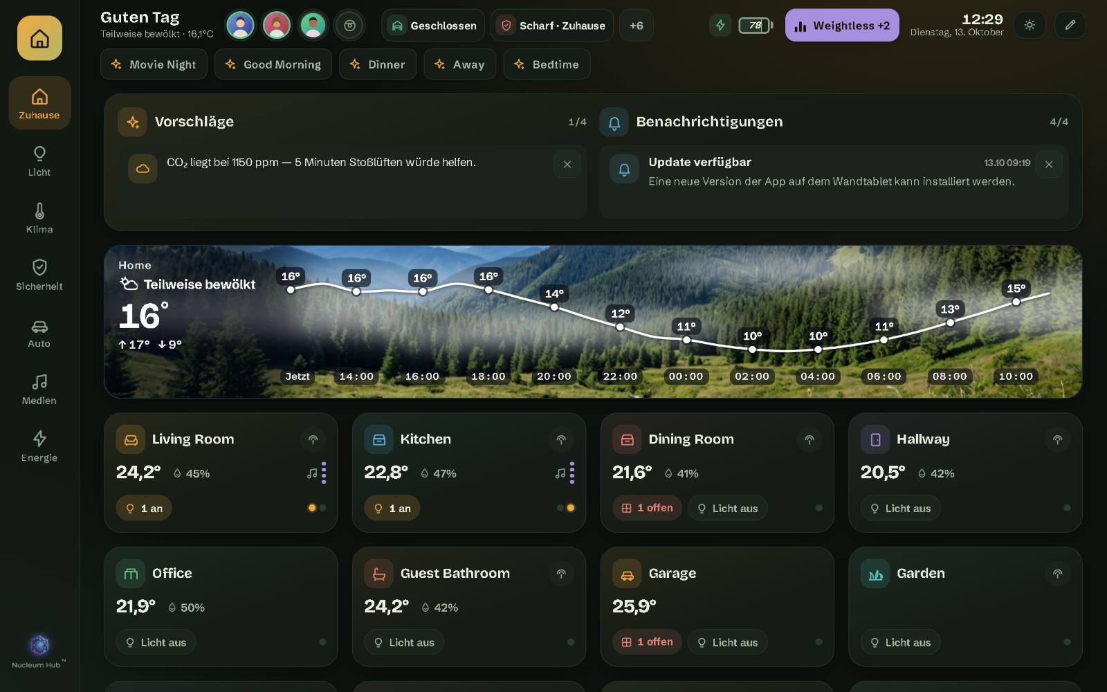 Nucleum Hub auf einem 10-Zoll-Wandtablet: die Seite Zuhause des Demo-Hauses mit den Räumen, der oberen Leiste und den Szenen