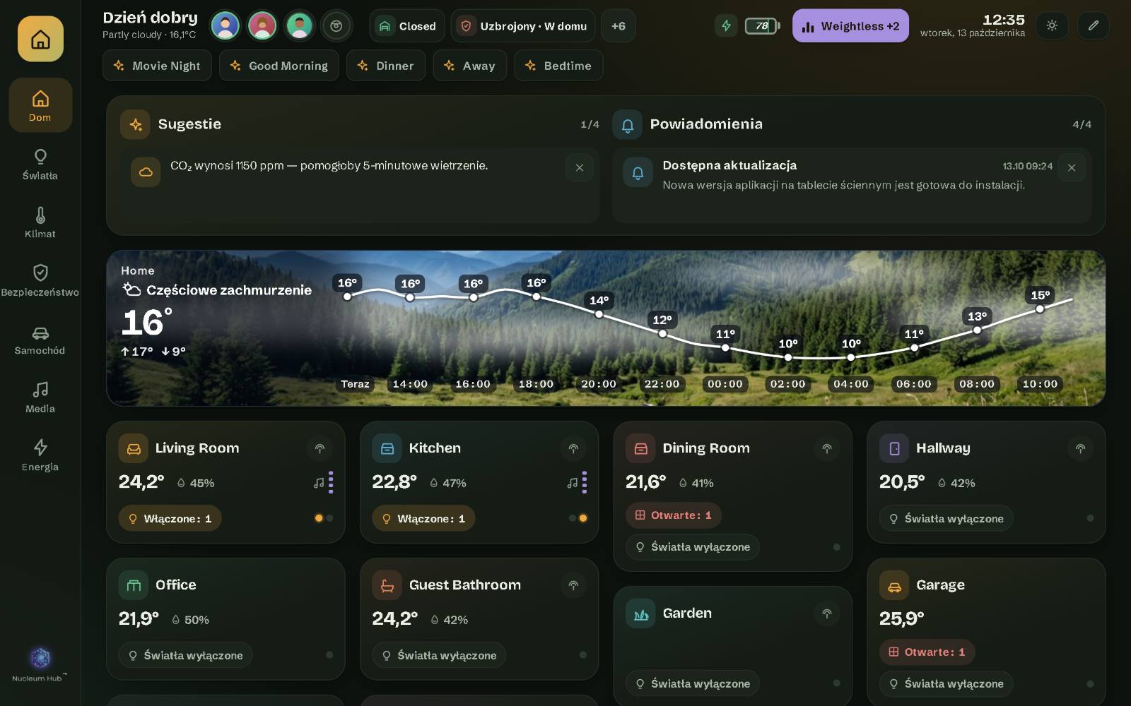 Nucleum Hub na 10-calowym tablecie na ścianie: strona Dom w domu demo, z pomieszczeniami, górnym paskiem i scenami