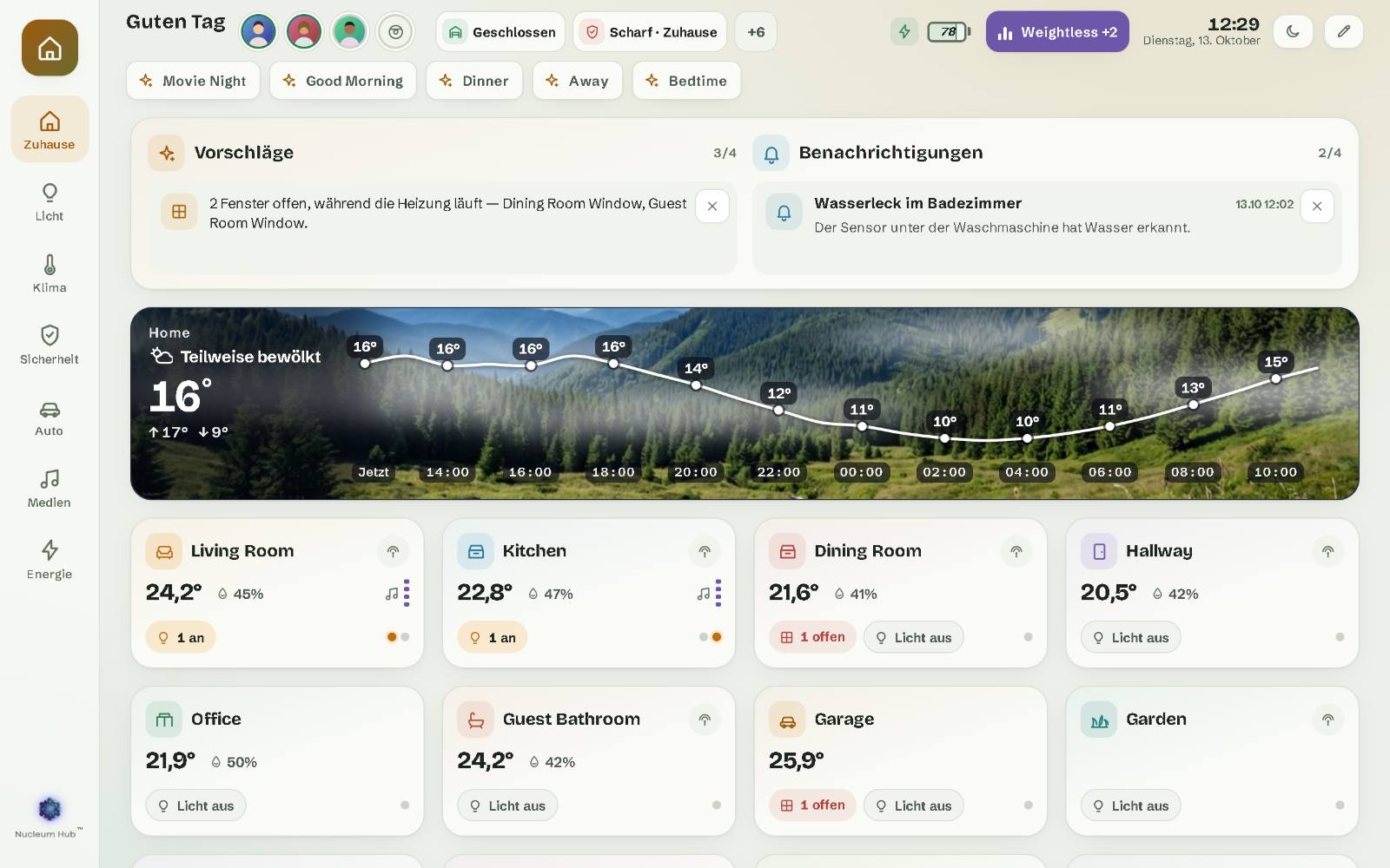 Nucleum Hub auf einem 10-Zoll-Wandtablet: die Seite Zuhause des Demo-Hauses mit den Räumen, der oberen Leiste und den Szenen